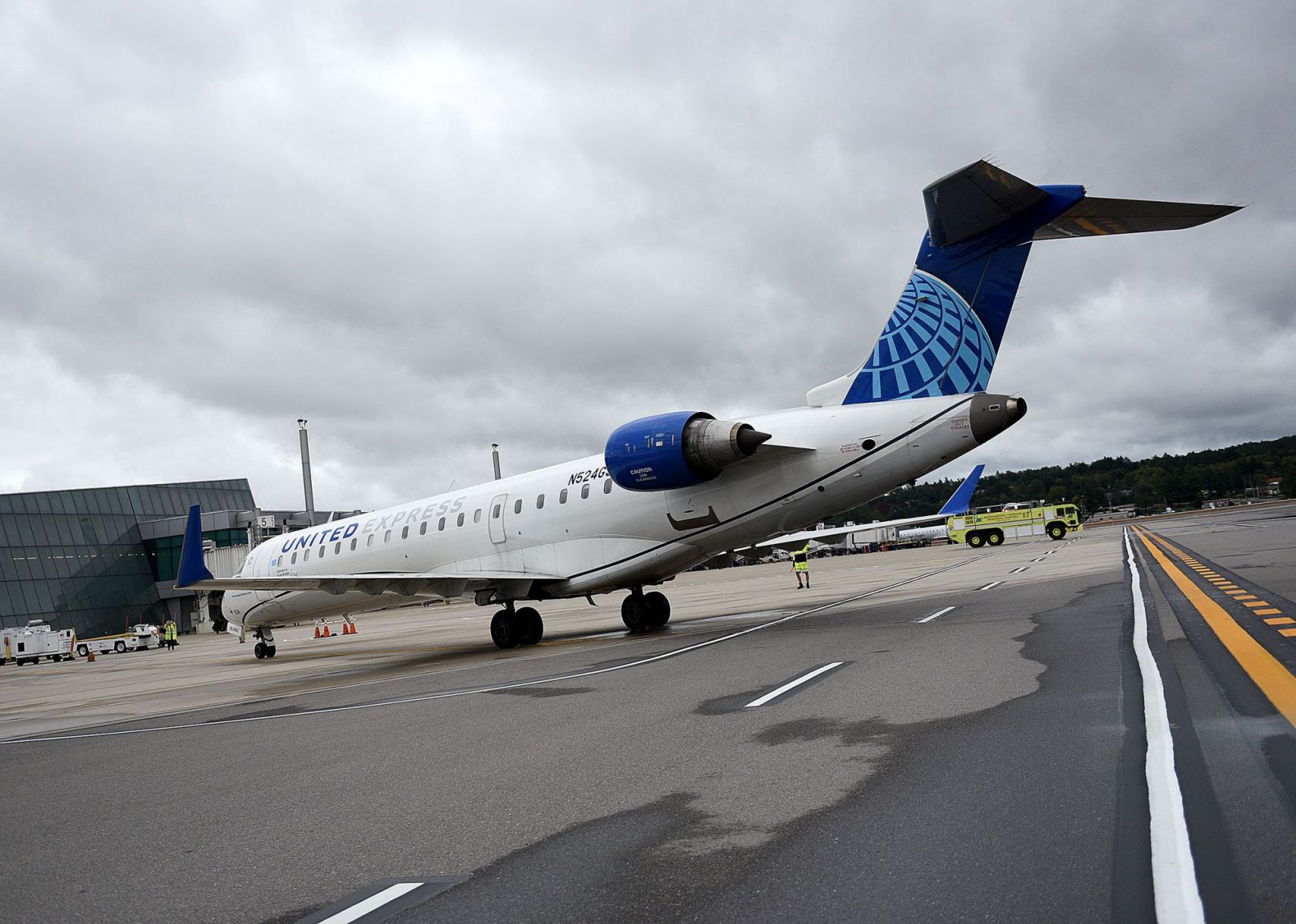 United Flight 4590 taxiing in